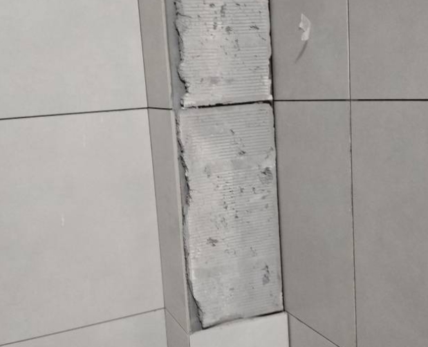 穆棱瓷砖空鼓维修公司分享下瓷砖施工前基层浇水润湿程度不足，可能导致以下问题